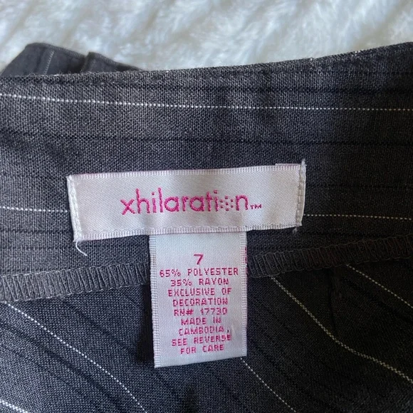 Black and Gray Pinstriped Mini Skirt, pleated mini skirt - Picture 5 of 7